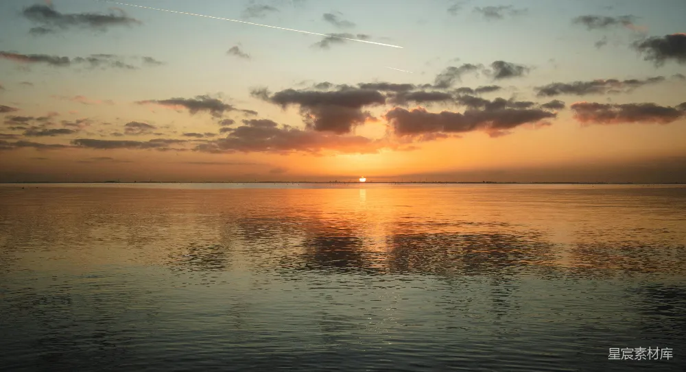 高清摄影  夕阳映照平静的海洋