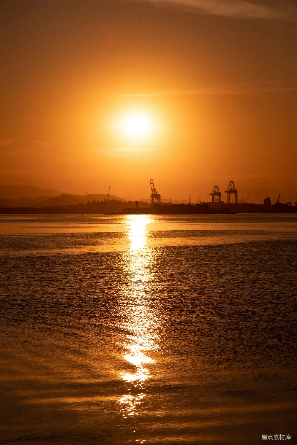 高清摄影  夕阳下海滩上的人影