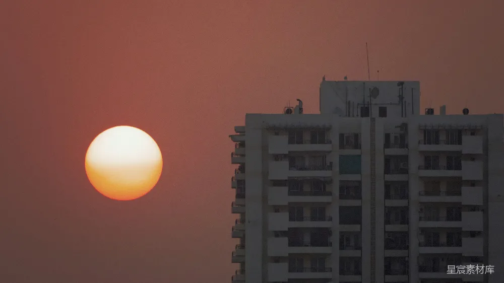 高清摄影  太阳正在一幢高楼上落下。