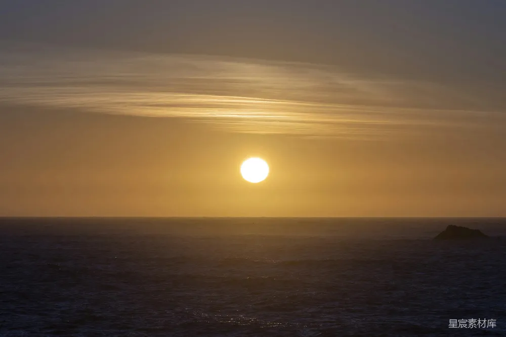 高清摄影  夕阳笼罩在广阔水面上