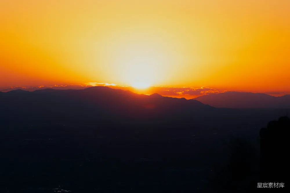 高清摄影 壁纸 夕阳映照在山脉之上