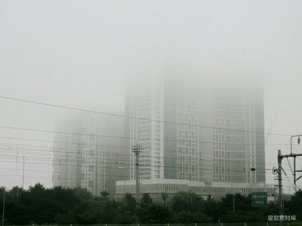 高清摄影  一座城市的朦胧景象，高耸的建筑物若隐若现。
