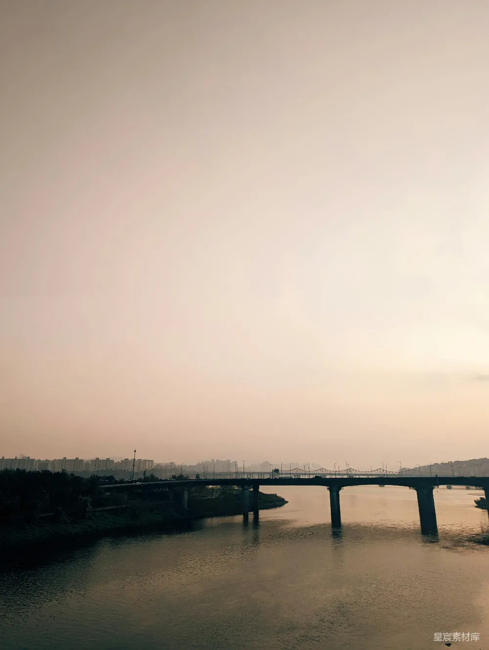 高清摄影 实验性 旅行 一座横跨水体的桥，背景是天空。