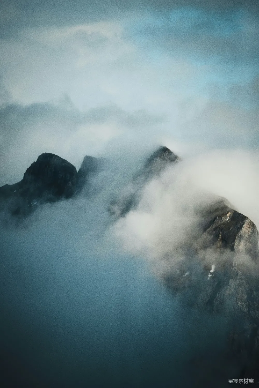 高清摄影 旅行 自然 壁纸 黑白相间的山峰在白云下