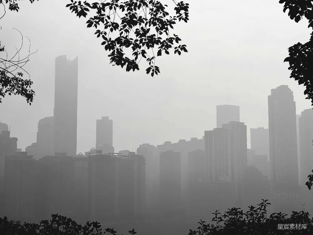 高清摄影  一张城市在雾中的黑白照片