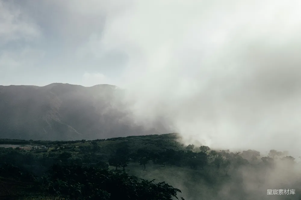 高清摄影  雾蒙蒙的景色，远处有座山。
