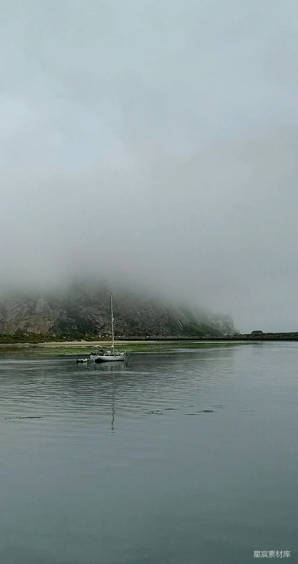 高清摄影 壁纸 一艘船漂浮在水面上