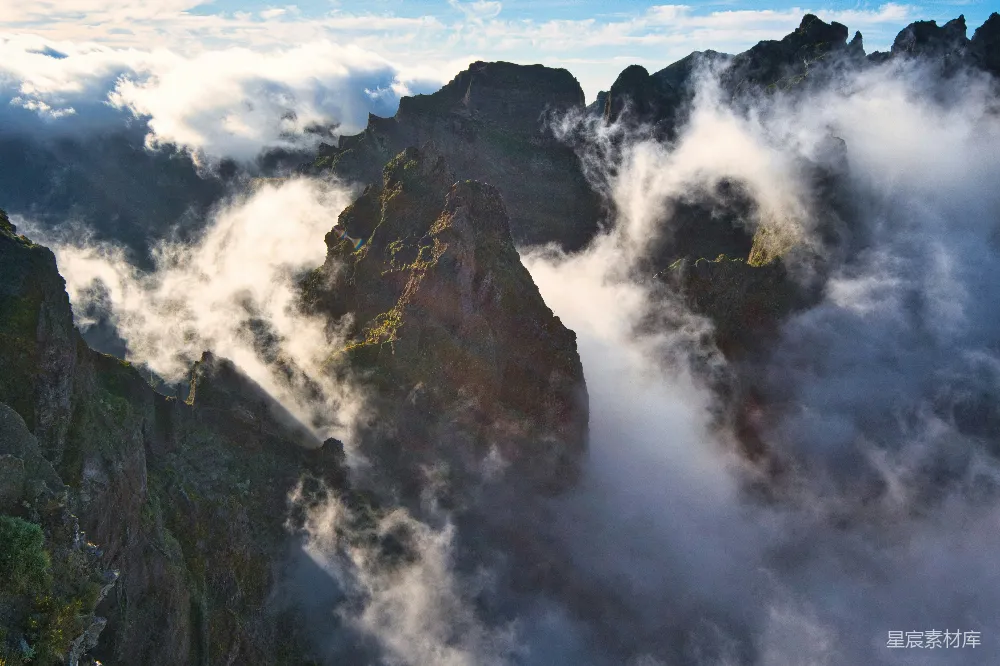 高清摄影  山峰在云层之上，景色壮丽。