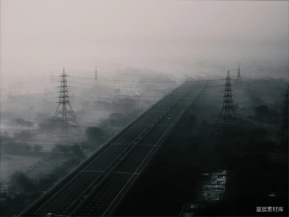 高清摄影  一张黑白照片，显示了一条火车轨道。