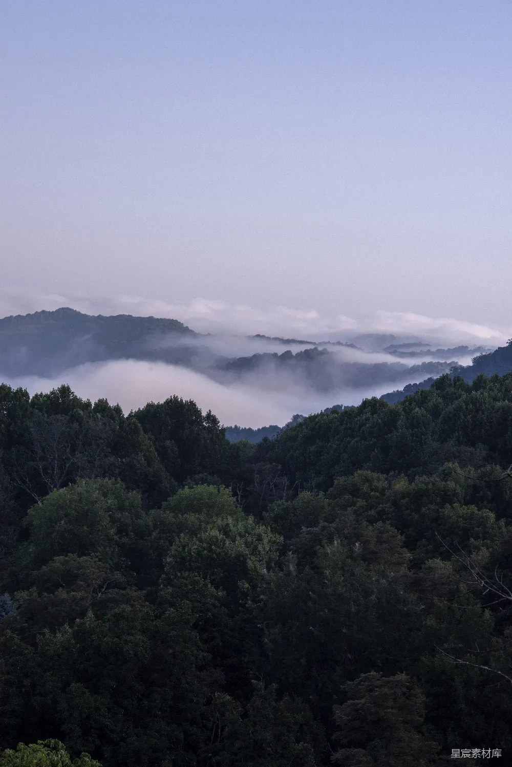 高清摄影  白天山下绿树白云