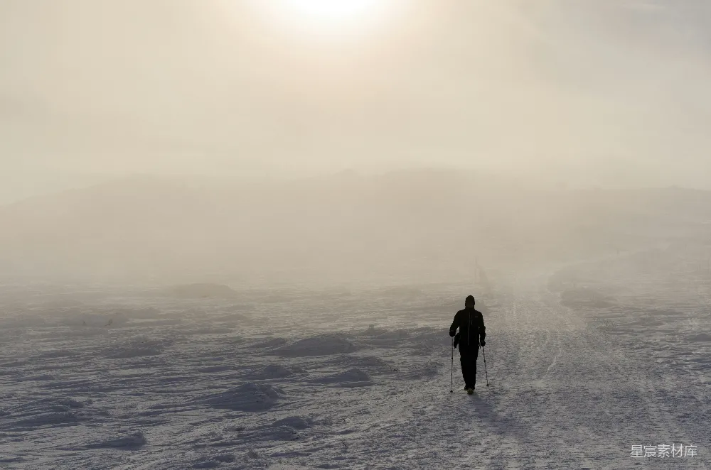 高清摄影  穿黑色夹克的男人站在白雪覆盖的地面上，白天。
