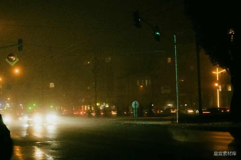 高清摄影  夜晚的城市街道，有交通信号灯。