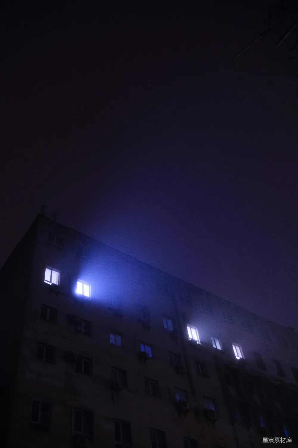 高清摄影 实验性 壁纸 一座非常高的建筑物，一些窗户亮着灯。