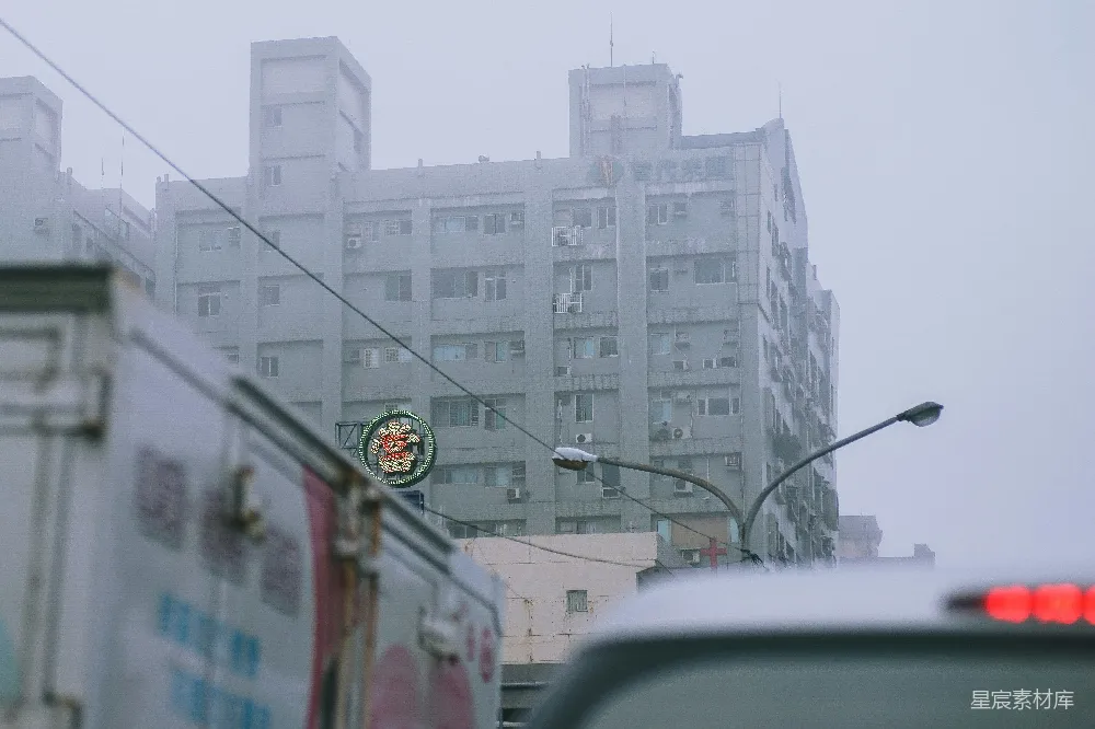 高清摄影  白天建筑物附近的车辆