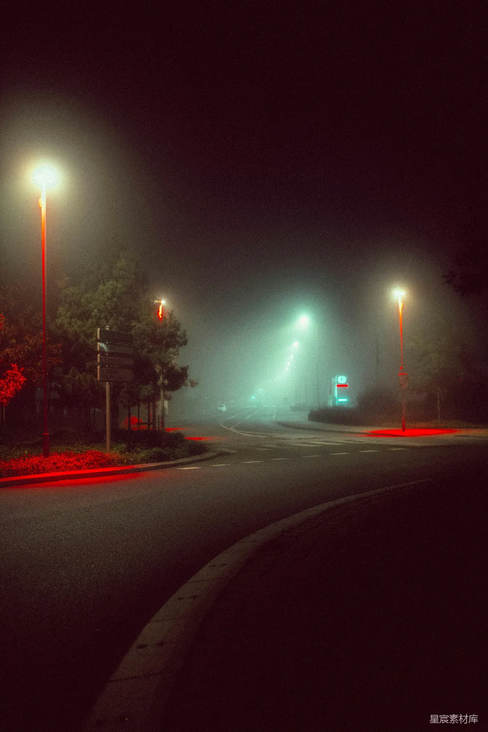 高清摄影  夜晚的雾蒙蒙的街道和路灯