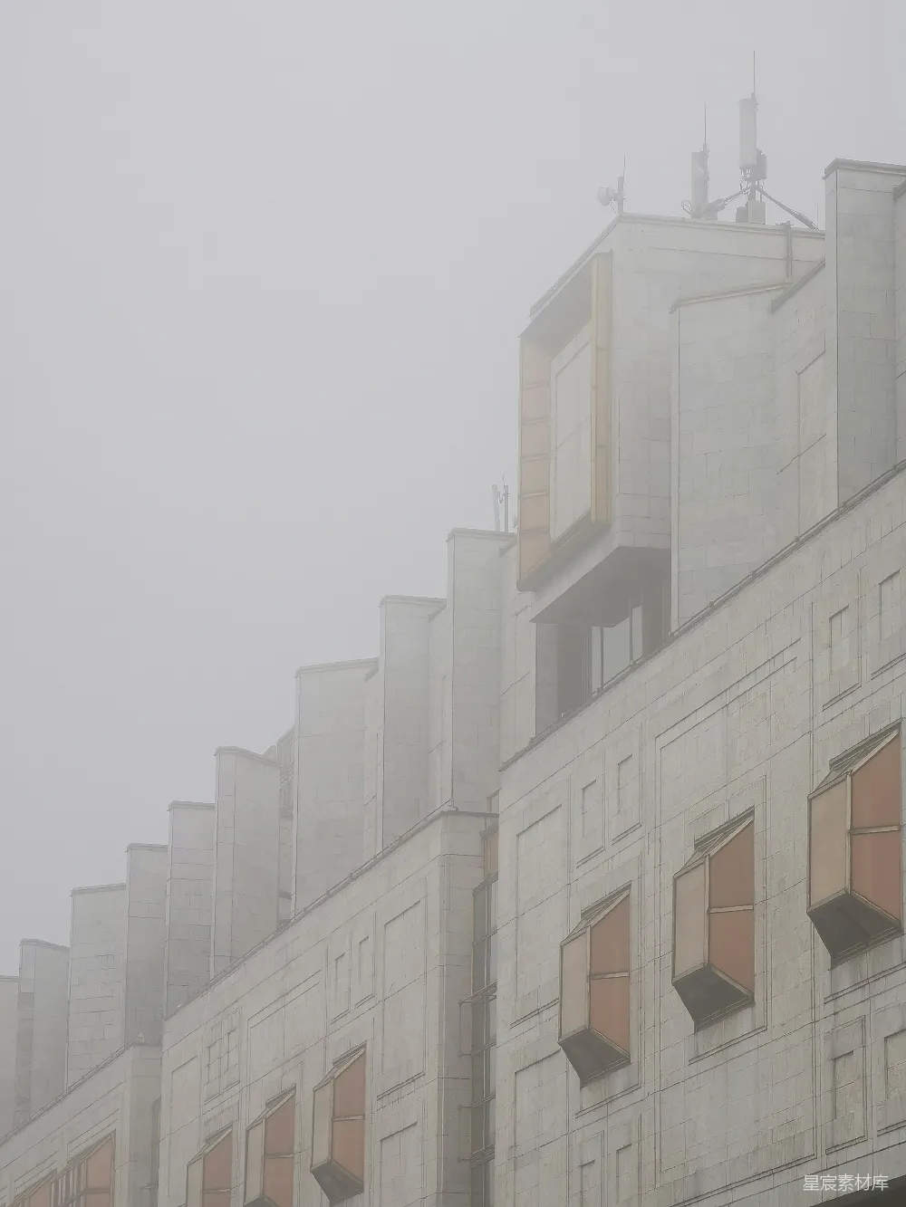 高清摄影  一座窗户众多的建筑在雾蒙蒙的天气中