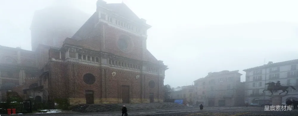 高清摄影  白天，人们在建筑物附近的人行道上行走。