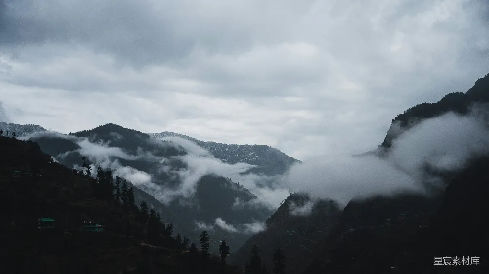 高清摄影 旅行 壁纸 自然 一座被云雾笼罩的山景