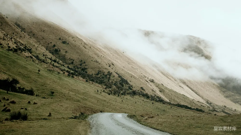 高清摄影  一条位于山脉中央的泥泞道路