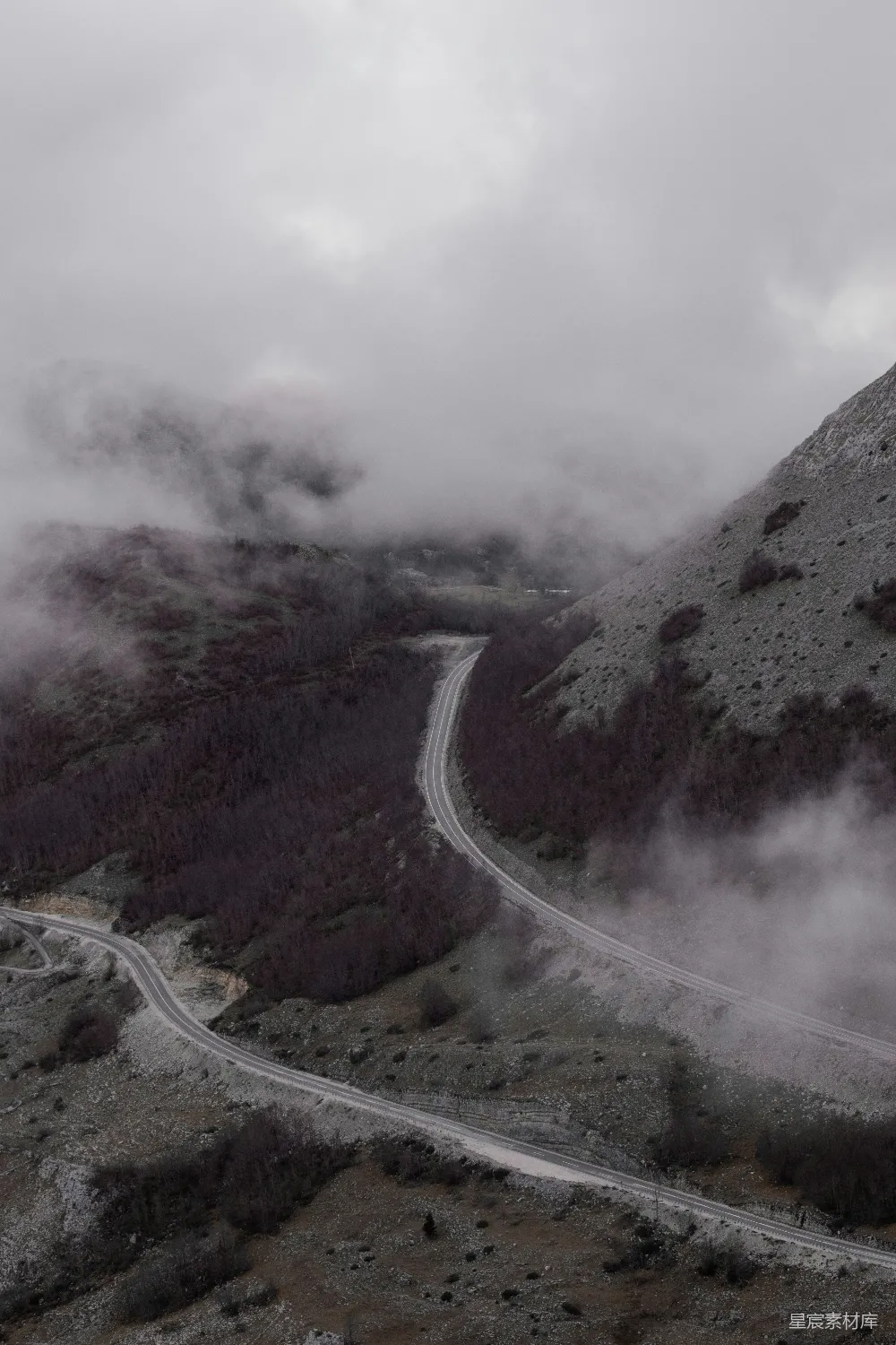 高清摄影  一条蜿蜒的山路穿过群山。
