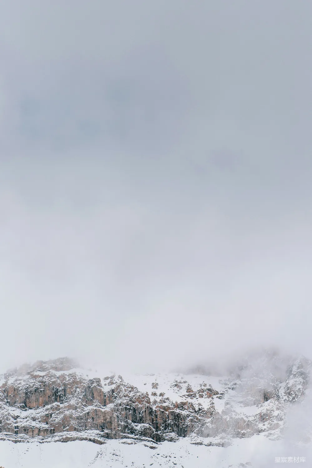 高清摄影 自然 覆盖着积雪的山峰和多云的天空