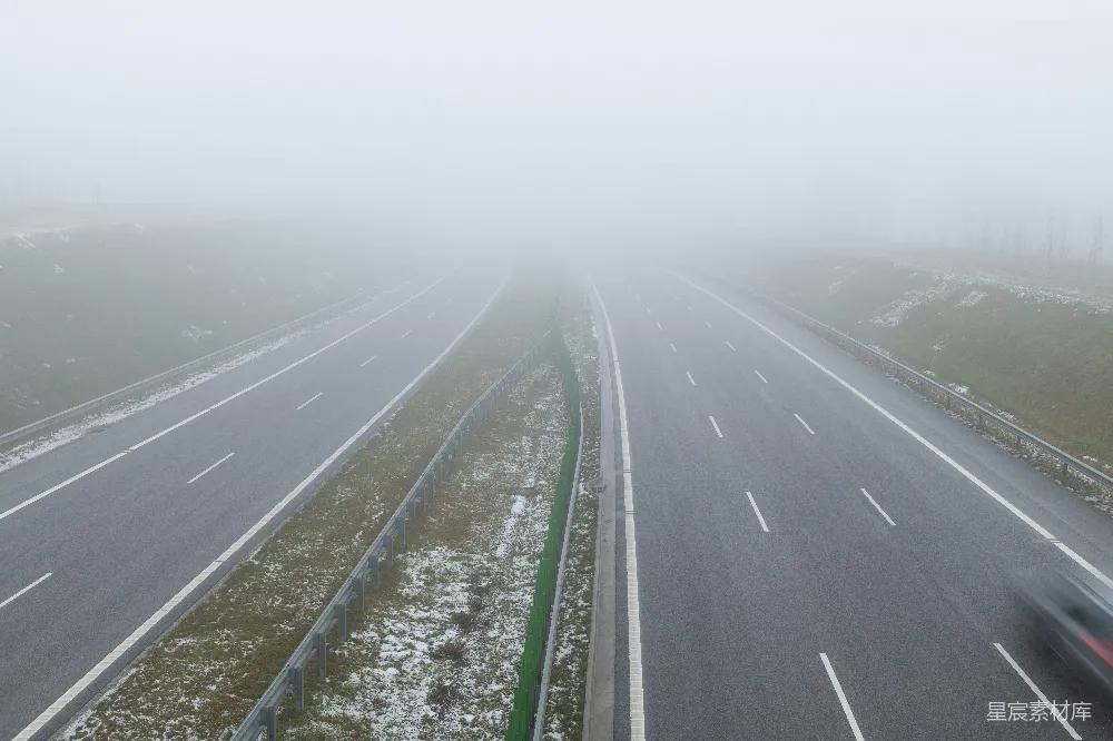 高清摄影  一条道路旁有雾气
