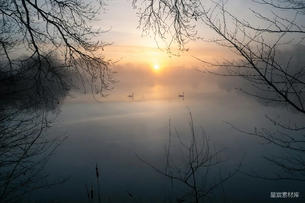 高清摄影  夕阳笼罩在雾蒙蒙的湖面上。