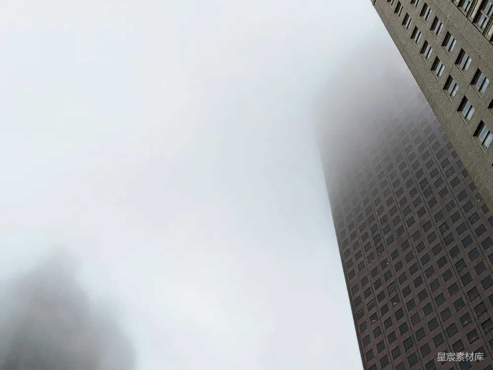 高清摄影 实验性 一座非常高大的建筑物高耸在城市之上。