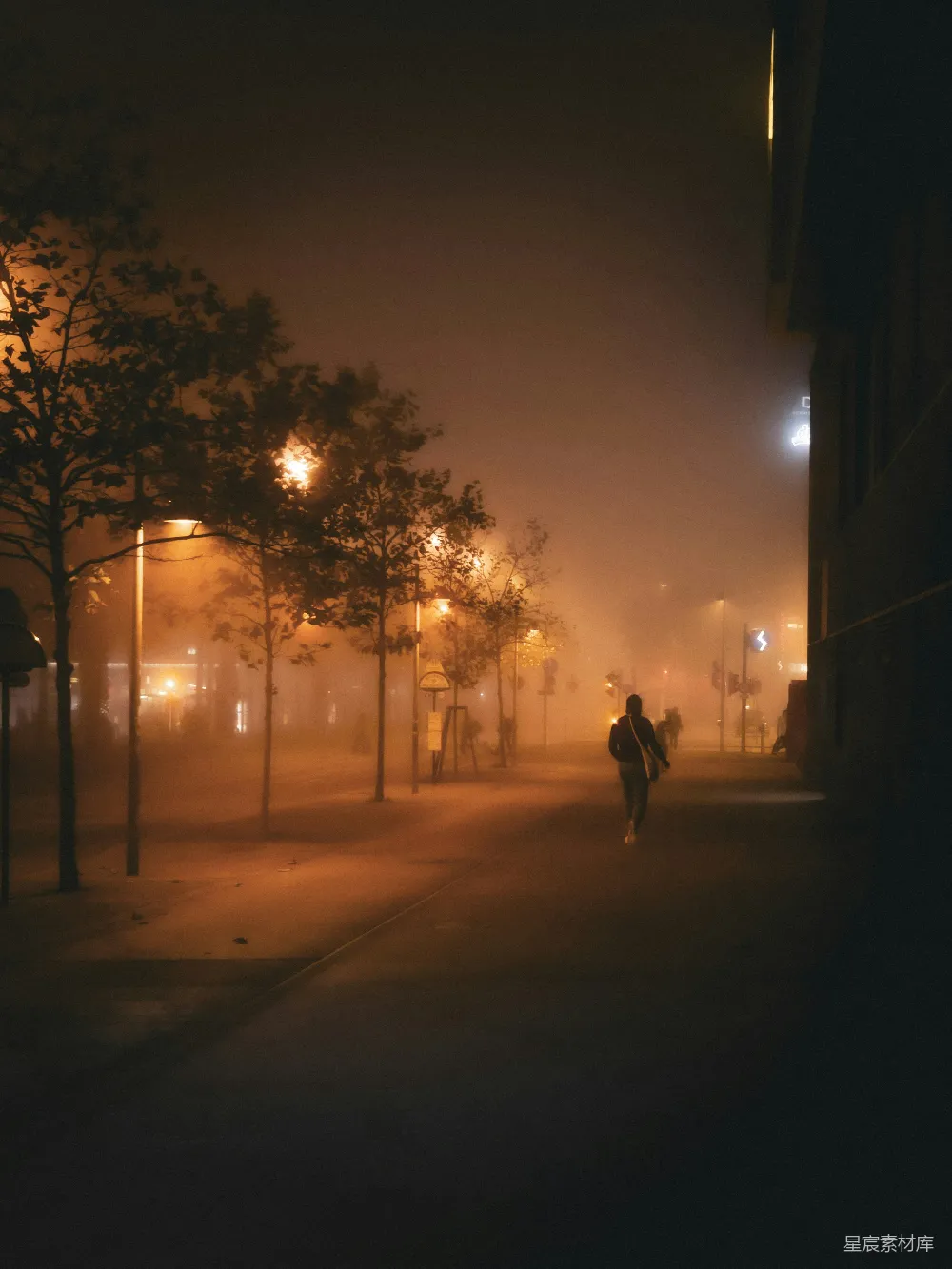 高清摄影  一个晚上在街上行走的人