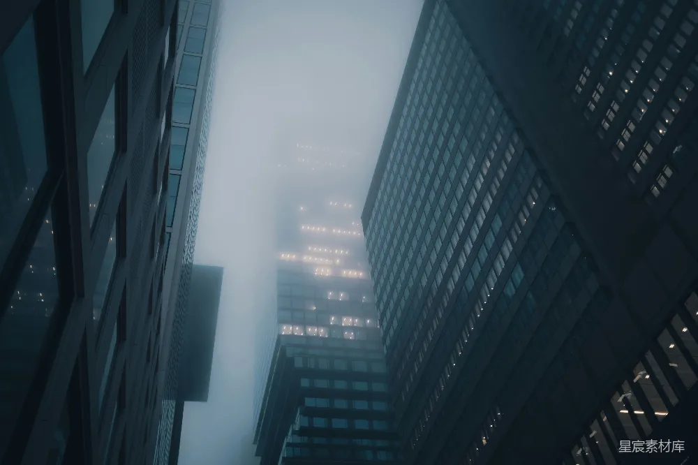 高清摄影  雾蒙蒙的街道，高楼林立。