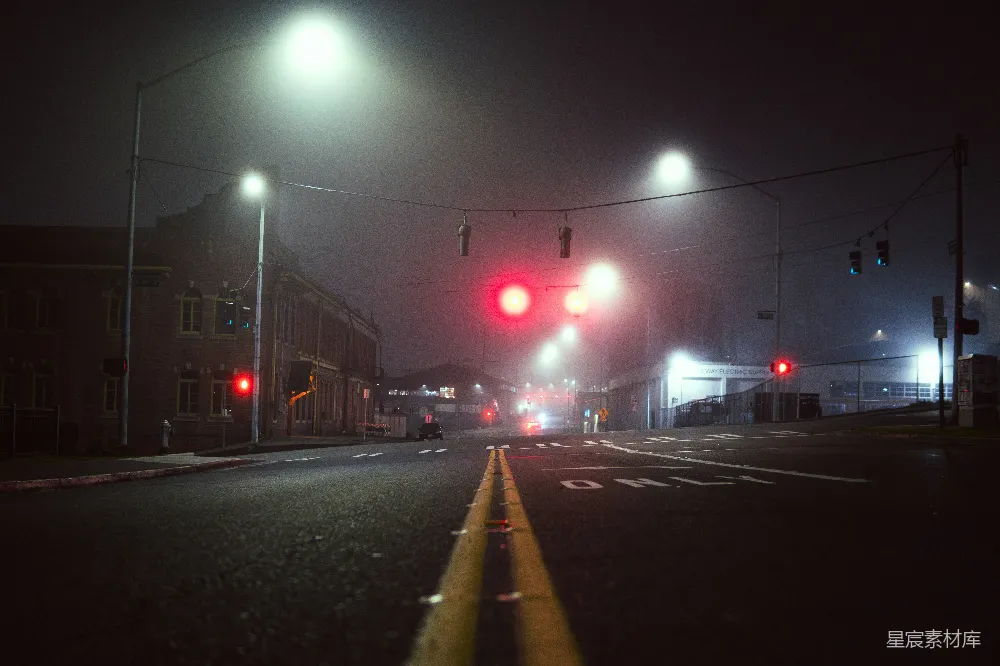 高清摄影  夜晚的街道，路灯照明。