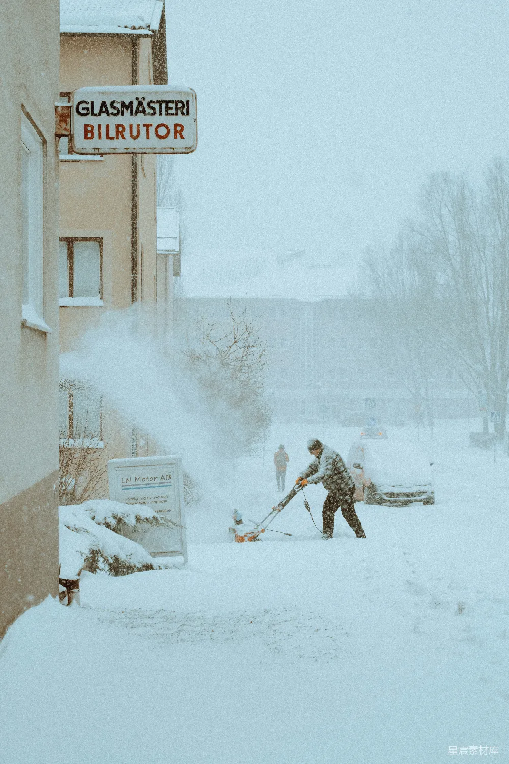 高清摄影 一个男人使用除雪机清除积雪。