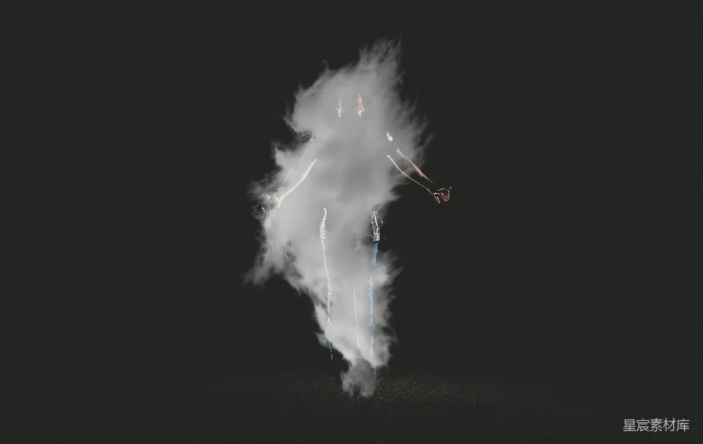 高清摄影  一个人站在烟雾旁，背景是黑色的。
