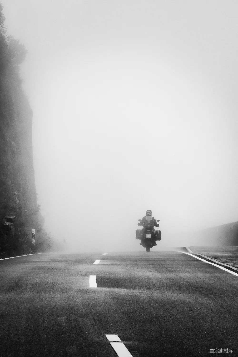 高清摄影 旅行 在雾蒙蒙的路上骑摩托车的人