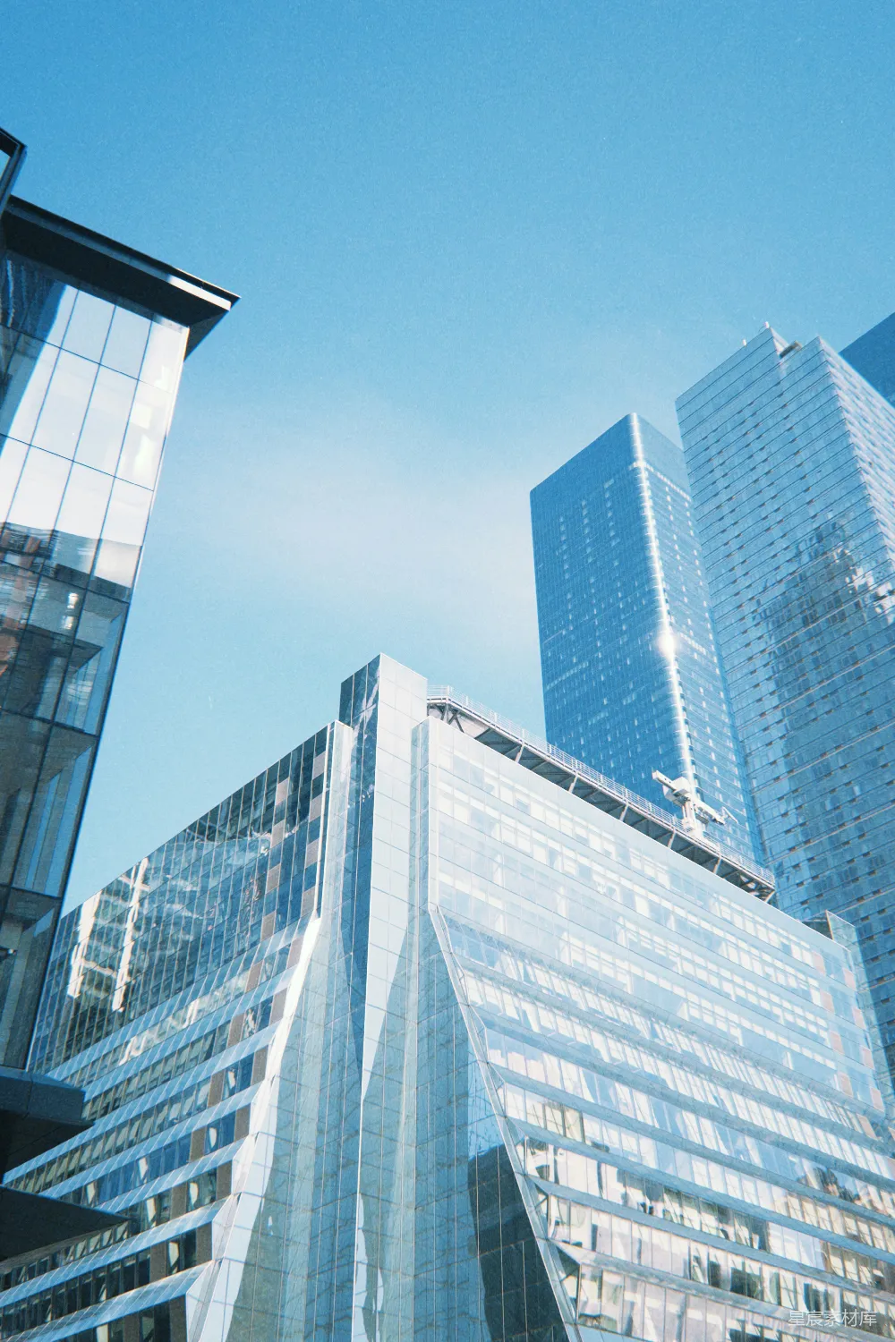 高清摄影  现代玻璃 skyscrapers 高耸在蓝天白云之间。