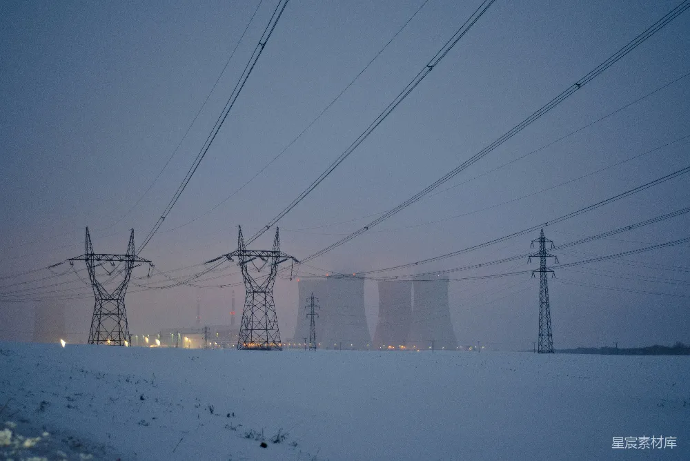 高清摄影  一片覆盖着积雪的田野，背景中有电线杆。