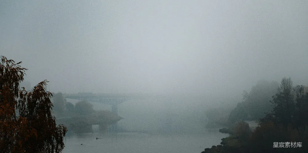 高清摄影  远处有座桥，水面上雾蒙蒙的景象。