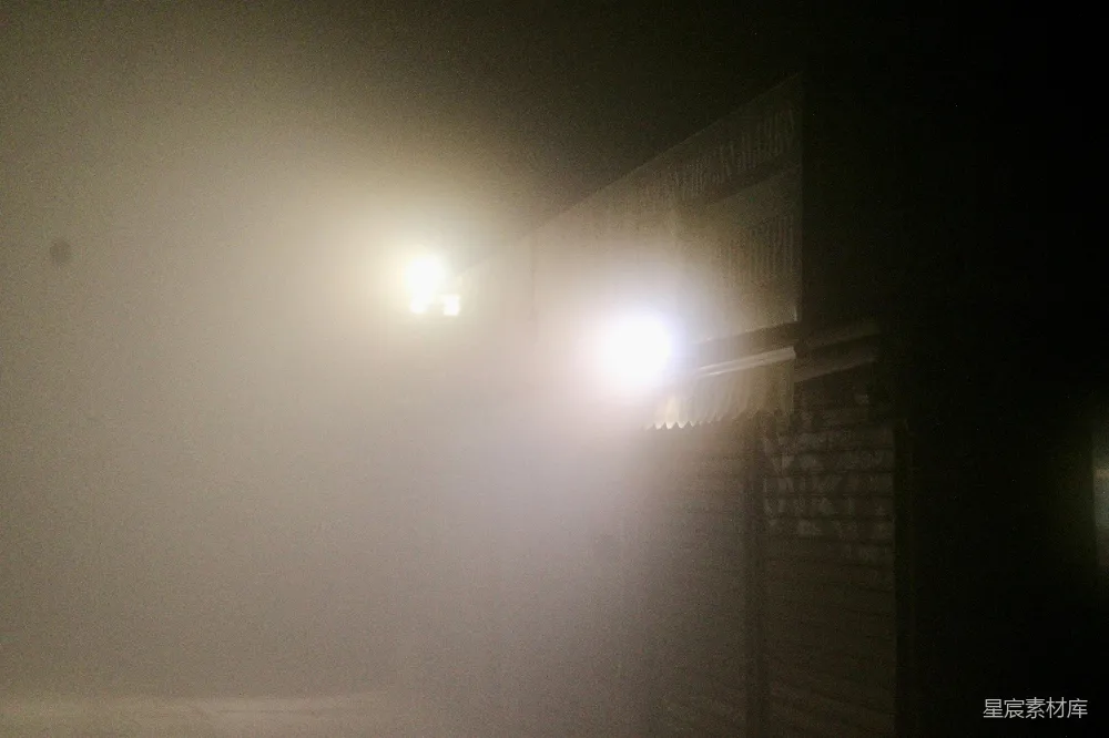 高清摄影  夜晚浓雾中透出明亮的灯光。