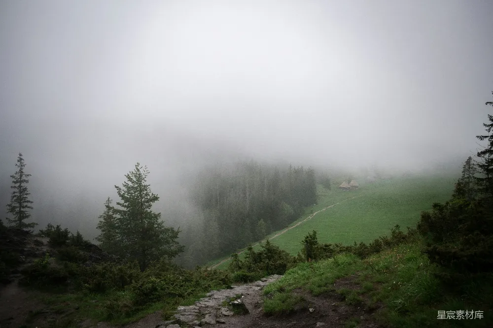 高清摄影 自然 雾蒙蒙的山峰，前景中有小径。