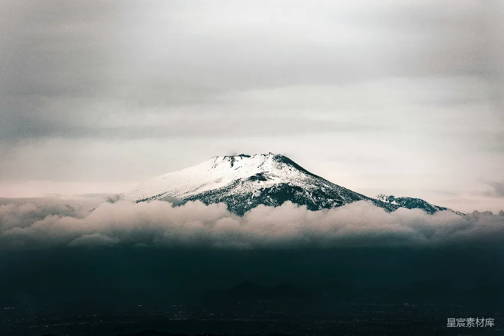 高清摄影 壁纸 白雪覆盖的黑山在灰蒙蒙的天空下