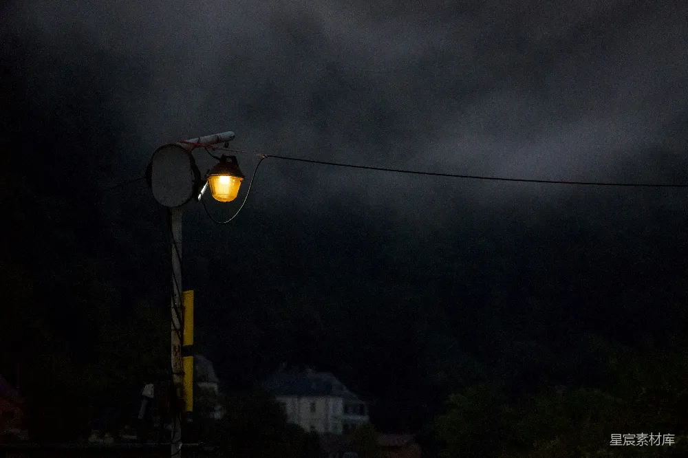 高清摄影  路灯照亮了黑暗、雾蒙蒙的夜空。