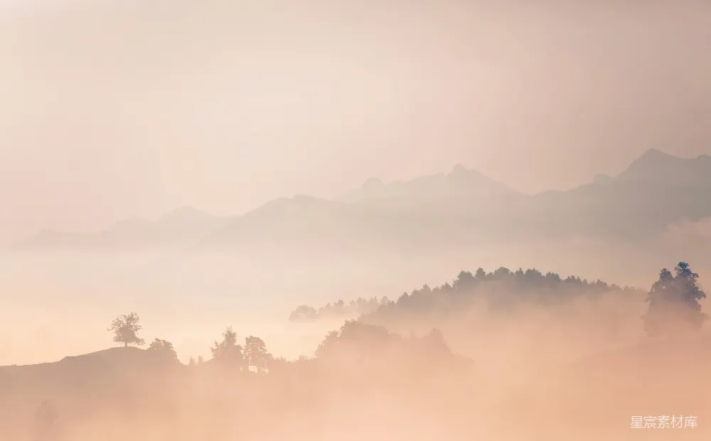 高清摄影  白天山间云雾缭绕