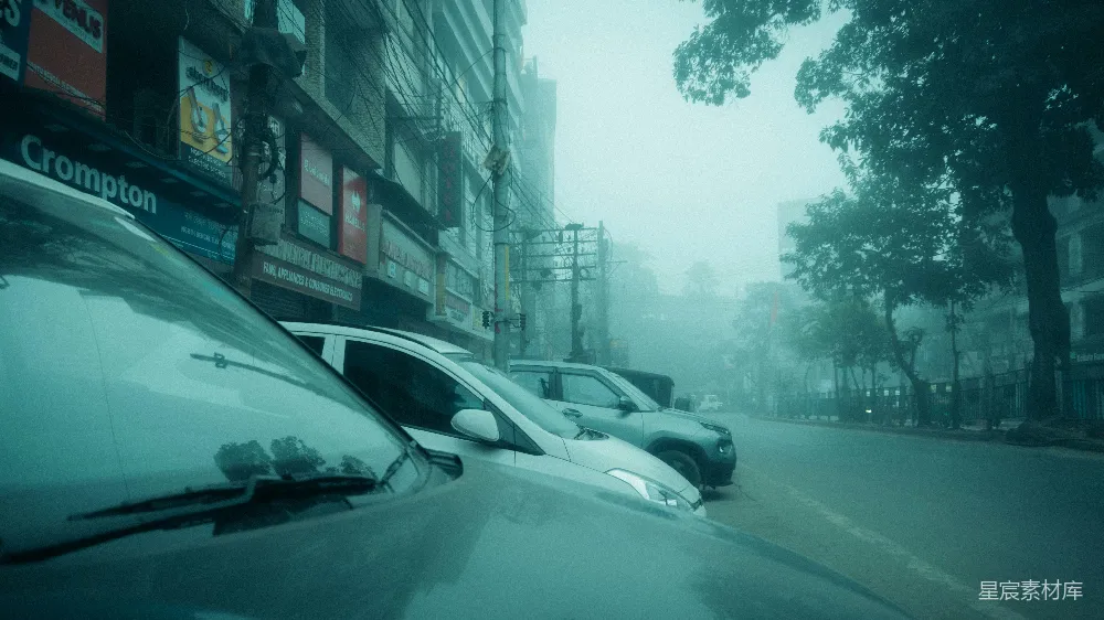 高清摄影  一排停在城市街道上的汽车