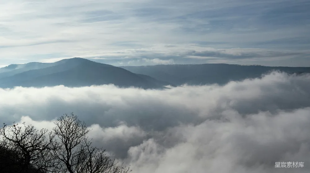 高清摄影  一座被云雾笼罩的山景