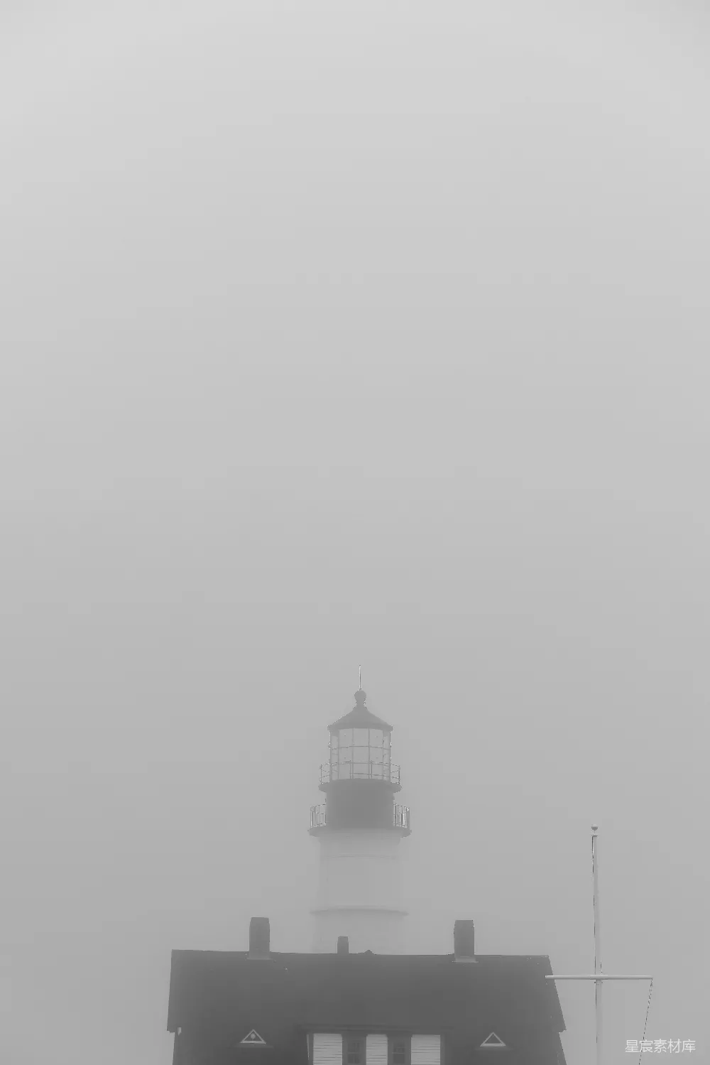 高清摄影  灯塔从浓密的白雾中浮现。