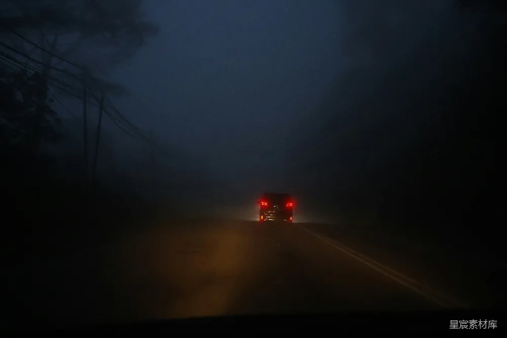 高清摄影  夜间在浓雾中驾驶汽车
