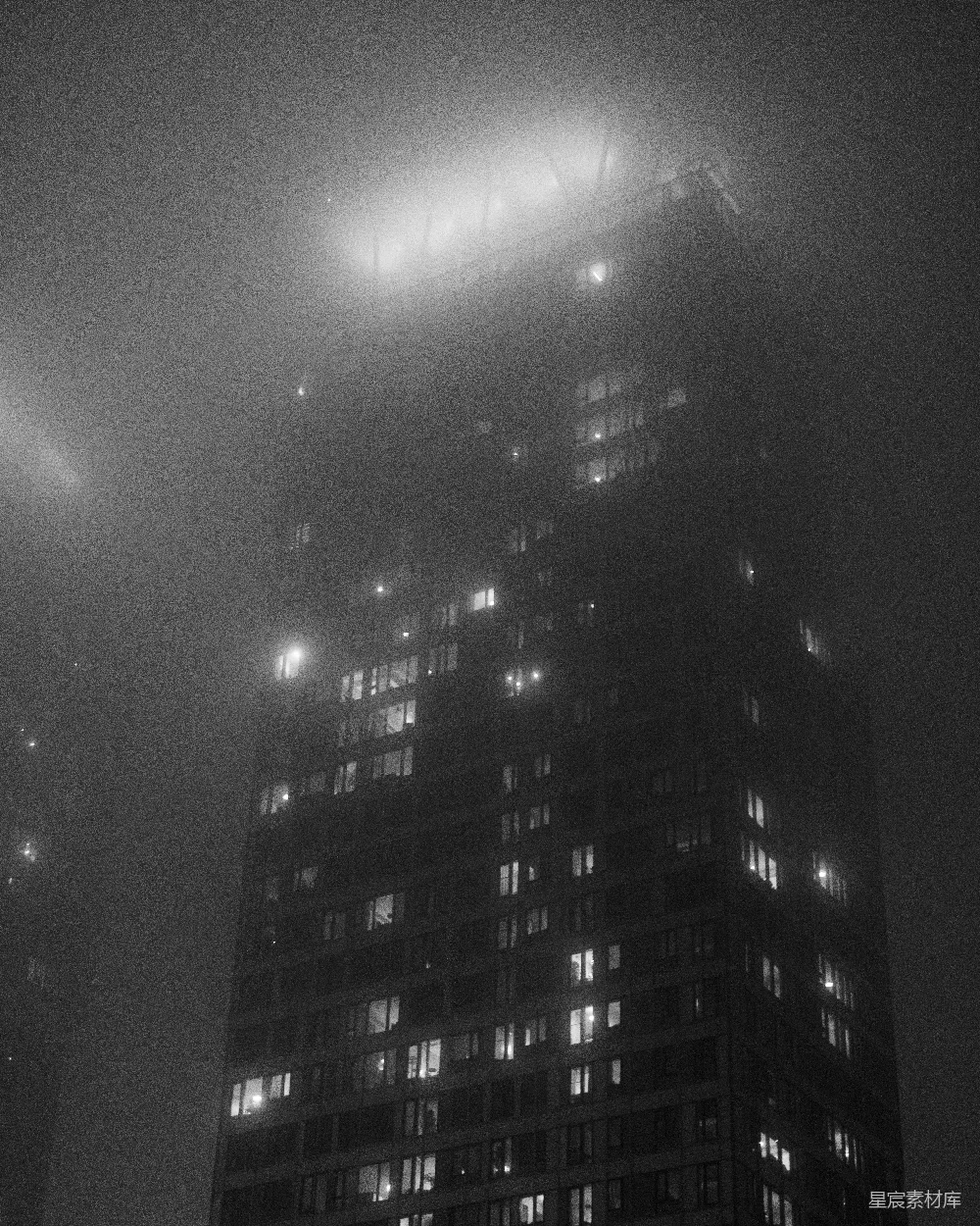 高清摄影  在雾中，一座很高、有很多窗户的大楼