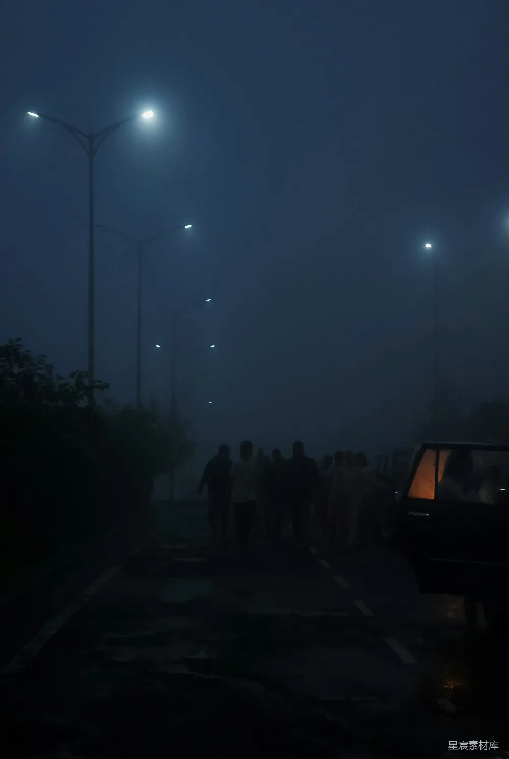 高清摄影  一群人在夜晚走在街道上。