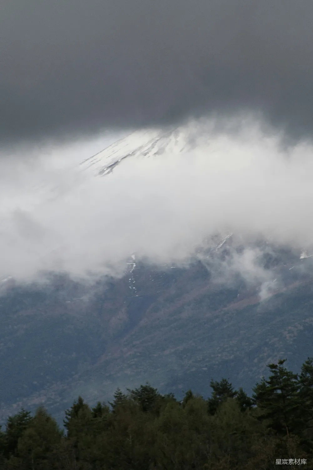 高清摄影  白雪覆盖的山峰从云层中显现出来