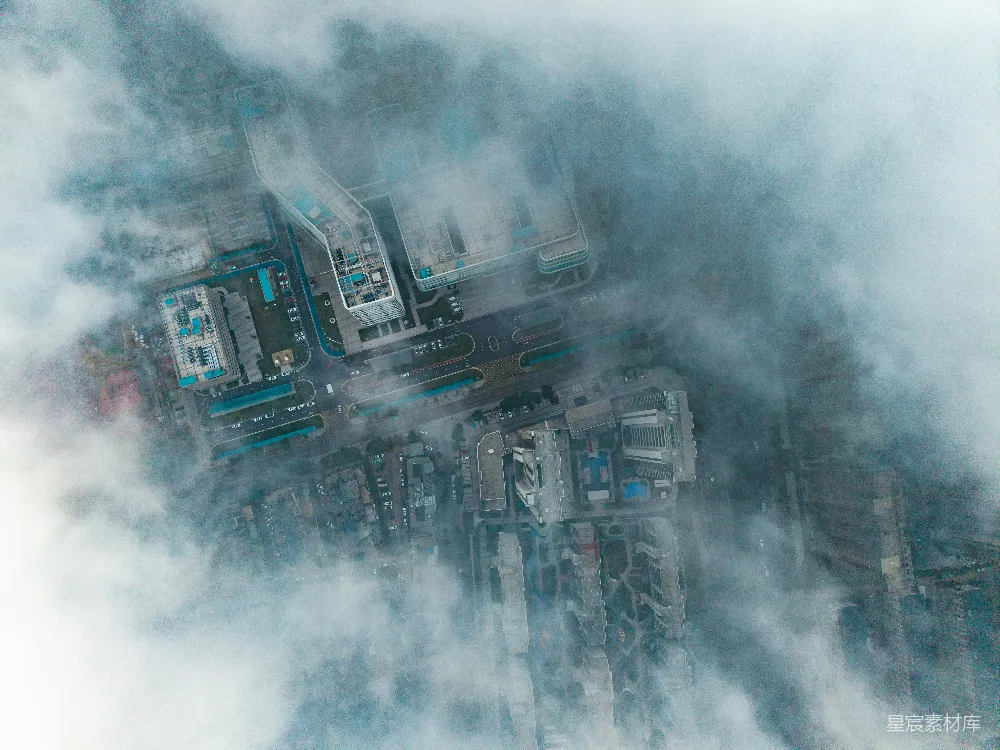 高清摄影  云层部分覆盖建筑物的鸟瞰图